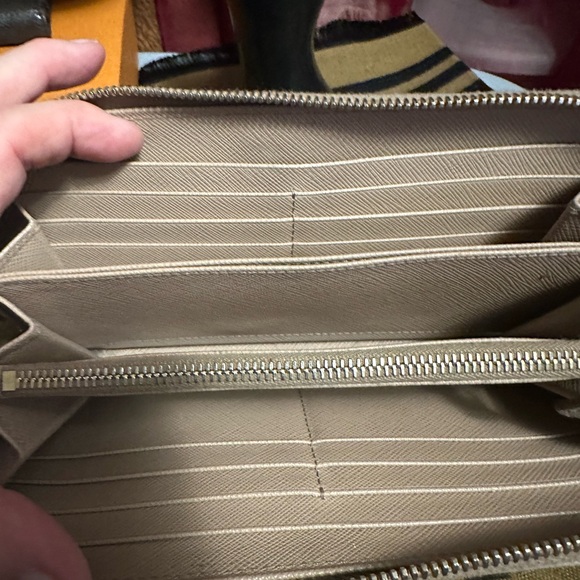 Prada long wallet in excellent condition. Beautiful blush color. - Picture 6 of 7